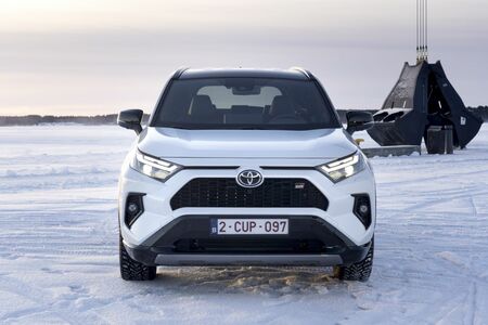 Toyota RAV4 GR SPORT. Dynamiczna stylistyka i jeszcze lepsze właściwości jezdne na drodze i w terenie